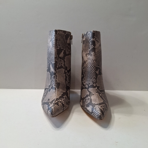 Carlos Santana Tibbie NEW Animal Print Stacked Heel Mobwife Ankle Boots Size 7 - Picture 4 of 13